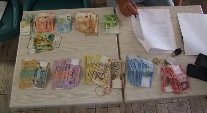 Ismét illegálisan váltotta a valutát a nagykanizsai férfi, a rendőrök őrizetbe vették (videó)