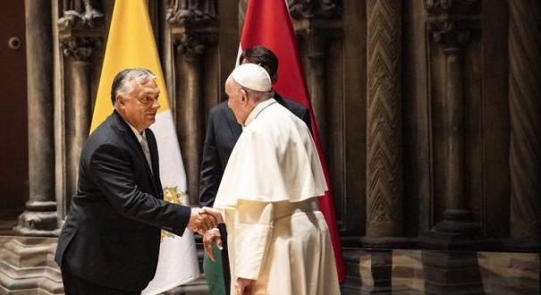 Orbánnál csak a pápa békepártibb – lapszemle
