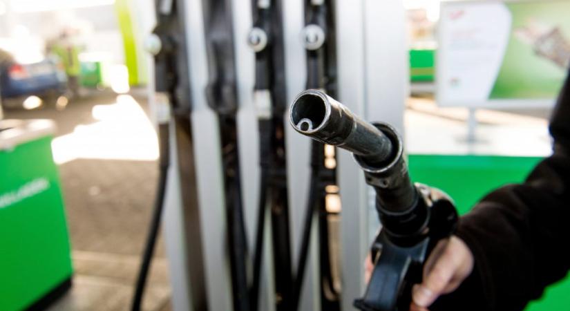 Változás a kutakon: ennyibe kerül péntektől az üzemanyag magyar forgalmi nélkül
