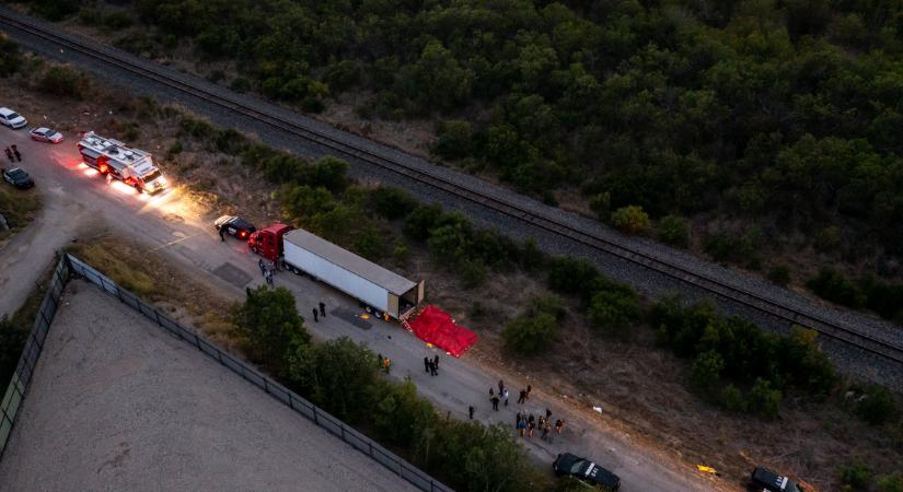 Bokorban bujkált az embercsempész, miután 53 bevándorló holtteste volt a teherautójában