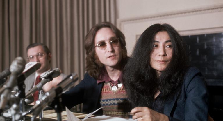Yoko Ono választott szeretőt John Lennonnak