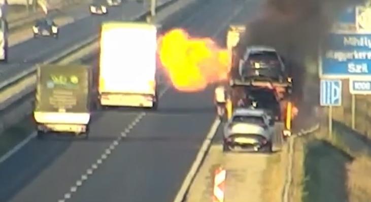 VIDEÓ: Az autószállító defektje miatt borulhattak lángokba a tréleren szállított autók az M86-oson