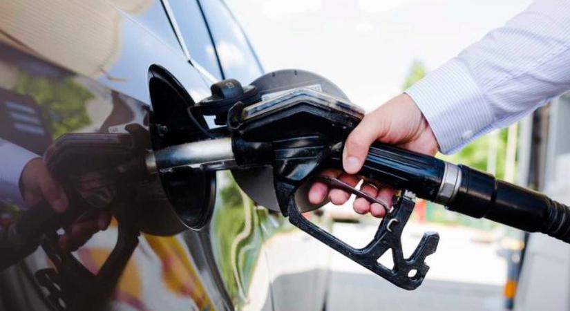 A benzin drágul, a gázolaj olcsóbb lesz péntektől a magyar kutakon