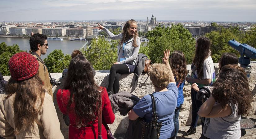 Légy turista a városodban: a tematikus séták másfajta színezetet adnak a környezetnek a még nem ismert történetekkel, pletykákkal, lépcsőházakkal, udvarokkal