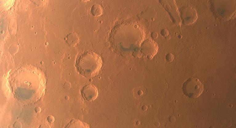 Sosem látott képeken az 1300-szor megkerült Mars vörös dűnéi és kráterei