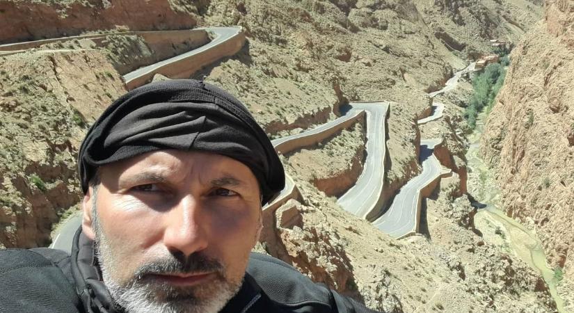 Berberek próbálták kirabolni Marokkóban a szekszárdi túramotorost