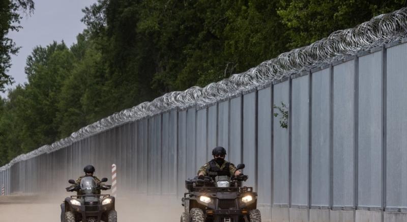Lengyelország végez a fal építésével a belorusz határon, hogy távol tartsa a migránsokat