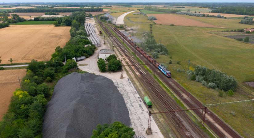 Budapest−Belgrád vasútvonal: Látványos munkálatokkal épül az új vágány Kiskőrösön