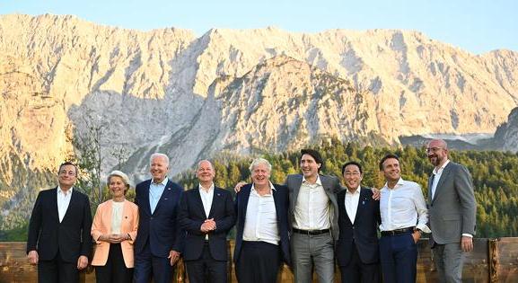 G7-csúcs – becsődölő fegyverek és hivalkodó rongyrázás