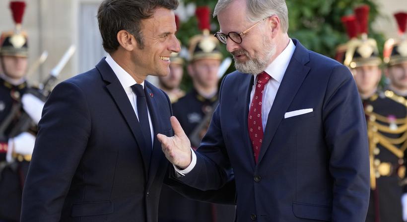 Macron átadta az EU-tanács soros elnöki tisztségét a cseh kormányfőnek