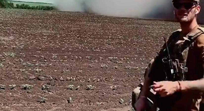 Videó Ukrajnából: magyar energiaitalt pöccint fel egy katona a rakétazáporban