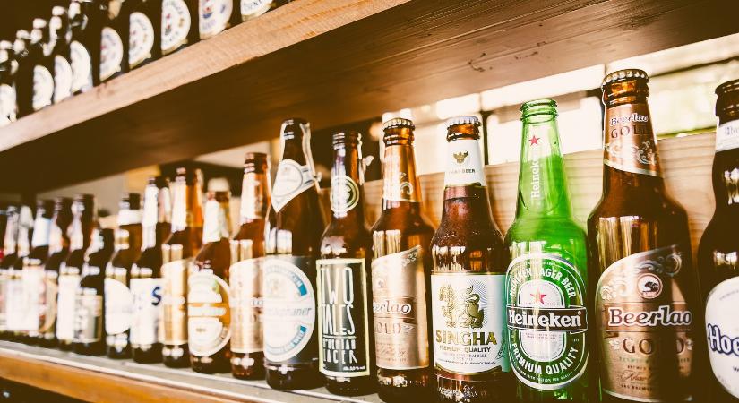 Óvatosan a sörrel: üvegforgácsok lehetnek a Heineken palackokban