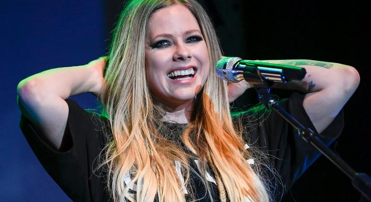 Avril Lavigne még mindig a 2000-es években él, és mi imádjuk ezért