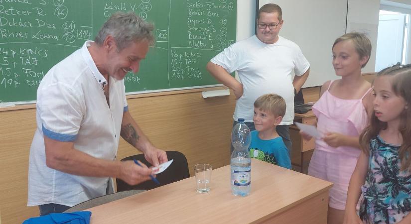Egy igazi szuperhős, Szőnyi "Vasember" Ferenc járt a táborozó kisdiákoknál Komáromban