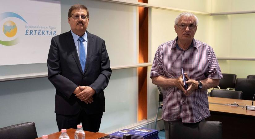 Zoltai Dániel az új megyei képviselő, a kórház tudományos igazgatója ajándékot hozott