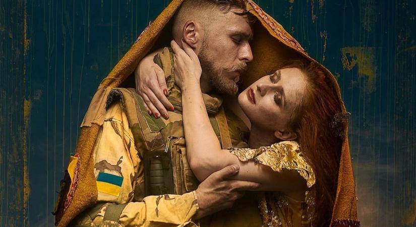 Ukrán katonapár csókja idézi meg a világhírű festményt