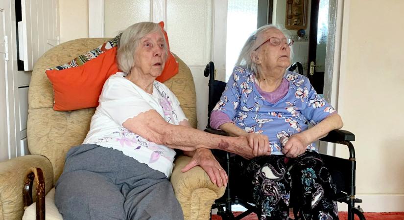 A világ egyik legidősebb ikerpárja sajtosszendvics-evéssel ünnepelte 102 éves születésnapját