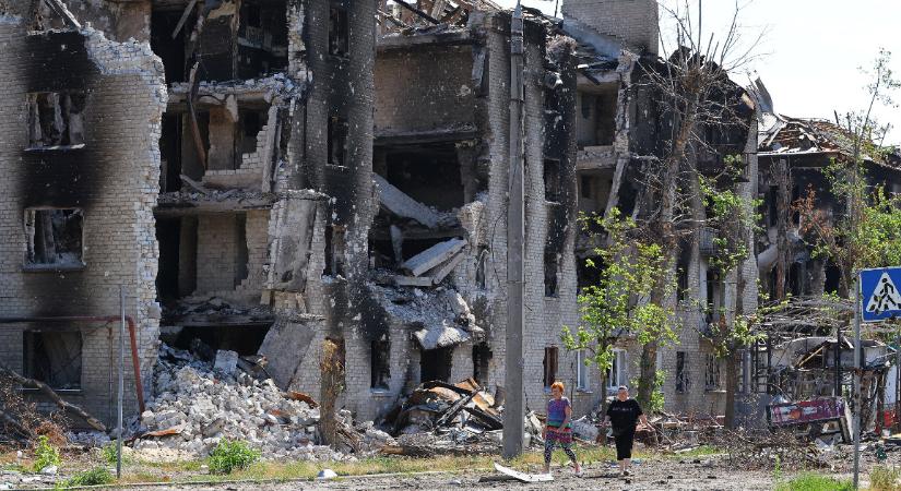 Rakétatalálat ért egy kilencemeletes lakóépületet Odessza megyében, legalább 14-en meghaltak