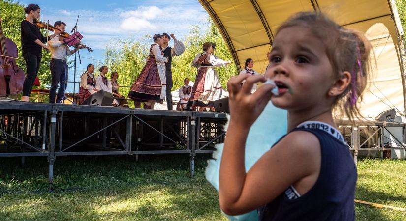 Két napon át tartott a folklórfesztivál Balatonkenesén