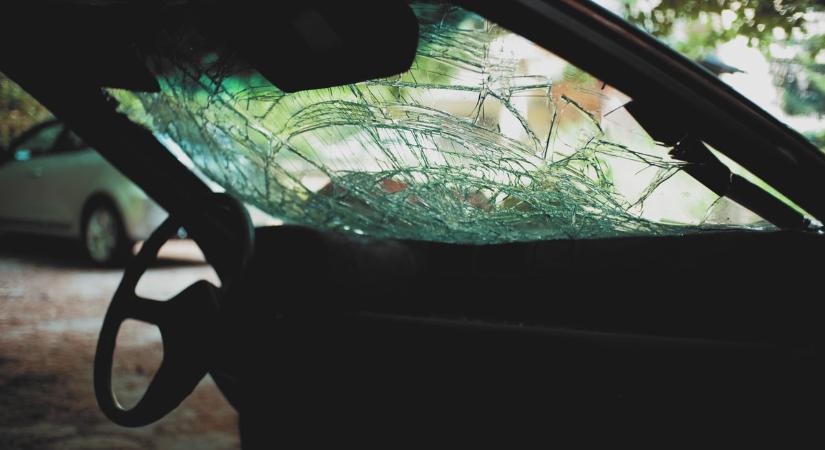 Villanyoszlopnak csapódott egy autó Arlón