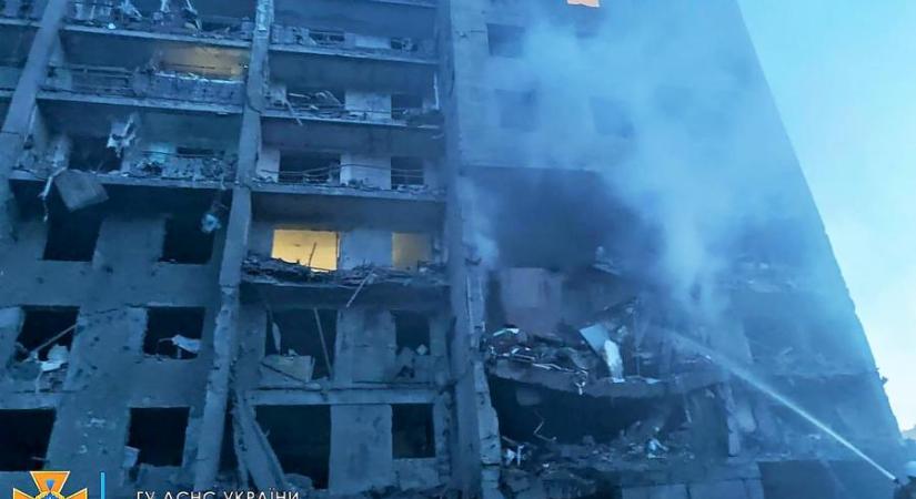 Rakétatalálat ért egy lakóépületet Odessza közelében, legkevesebb 14-en meghaltak