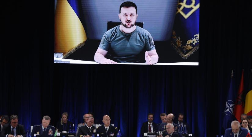 Üdvrivalgással vitték be az EU zászlaját az ukrán parlamentbe, Zelenszkij nem akar éveket várni (videó)