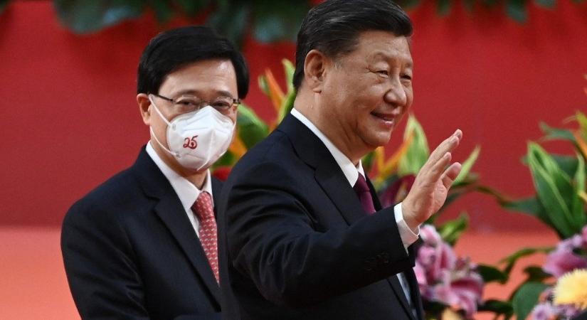 Hszi Csin-ping beiktatta az új hongkongi kormányzót