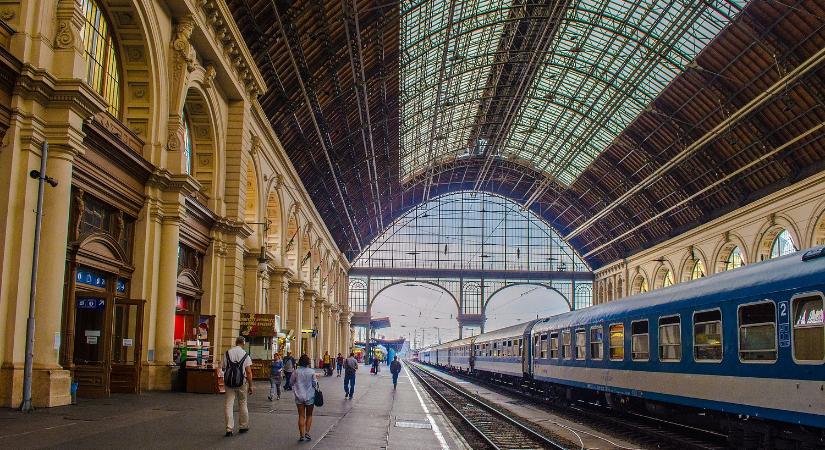 Ablakot törtek és vésznyitót használtak a Keleti pályaudvaron vonaton rekedt utasok