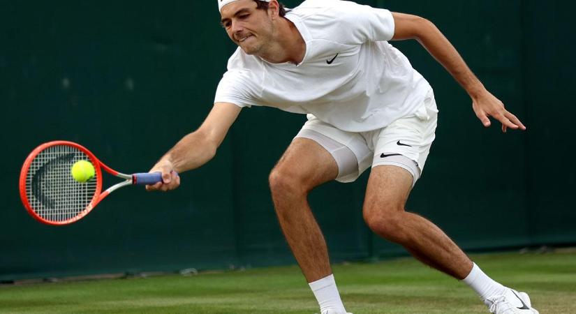 Wimbledon: ez bravúros! Vetődve ütött ponttal nyerte meg a szettet az amerikai – videó