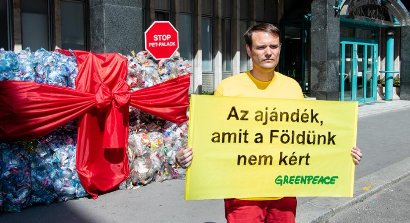40 000 PET-palackkal emlékeztette Greenpeace a kötelességére Palkovics minisztert - fotógaléria