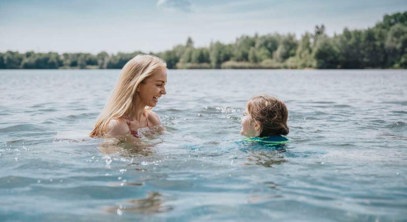 A félig úszni tudó bátrak vannak a legnagyobb veszélyben – Erre figyelj, ha természetes vizeknél nyaralsz gyerekekkel
