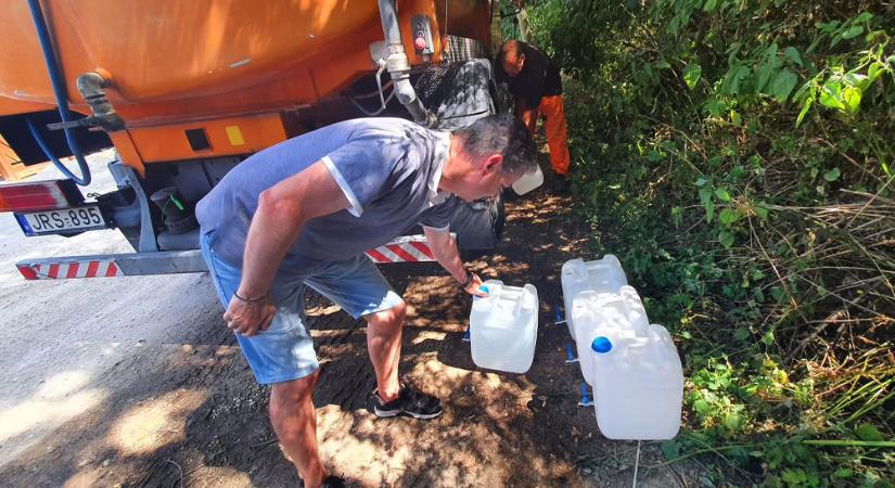 „Egy hete lötty! 5 literes fazékból öblítjük a vécét” – mondta egy solymári férfi, aki 3000 ezer emberrel együtt naponta sorban áll a vízért