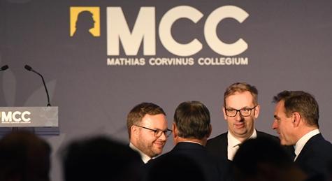 Az MCC nekiállt elverni a közpénzből kapott százmilliárdos pénzvagyont