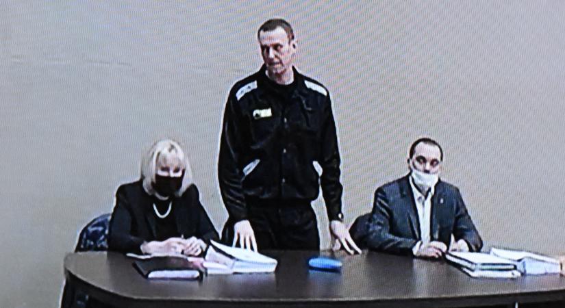 Navalnijt arra kényszerítik, hogy órákig Putyin portéja alatt ücsörögjön a börtönben