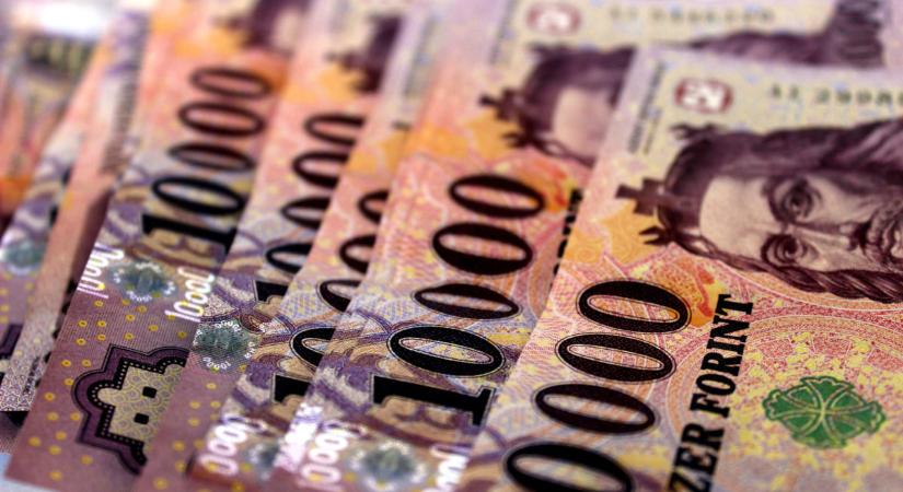 Történelmi mélypontra romlott a forint pénteken a svájci frankkal szemben is