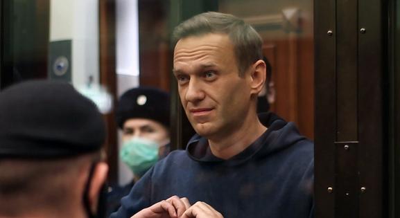 Navalnij egyik büntetése, hogy Putyin portréja alatt kell ülnie