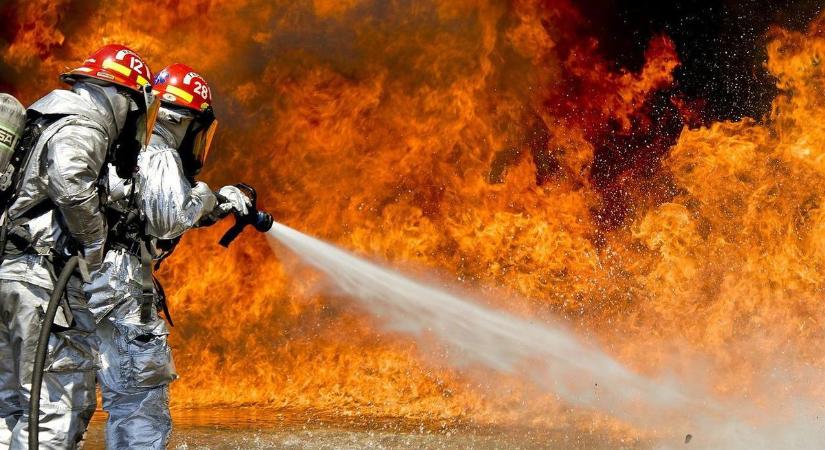 Brutális tűz pusztít Miskolcnál, rengeteg tűzoltó küzd a lángokkal