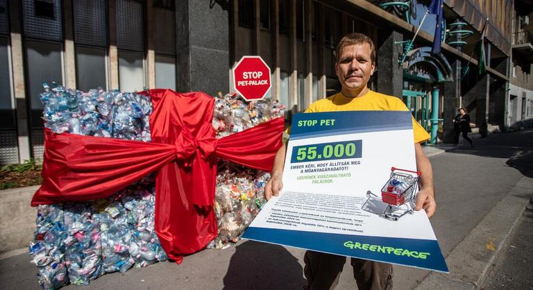 A Greenpeace 40 ezer PET-palackból készült ajándékcsomagot vitt Palkovics Lászlónak