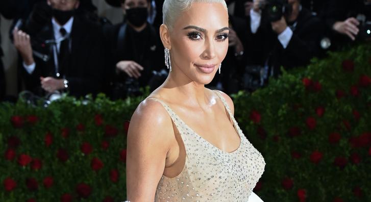 Kim Kardashian fogyásáról csak futurisztikus bikinije tudja elterelni az ember figyelmét