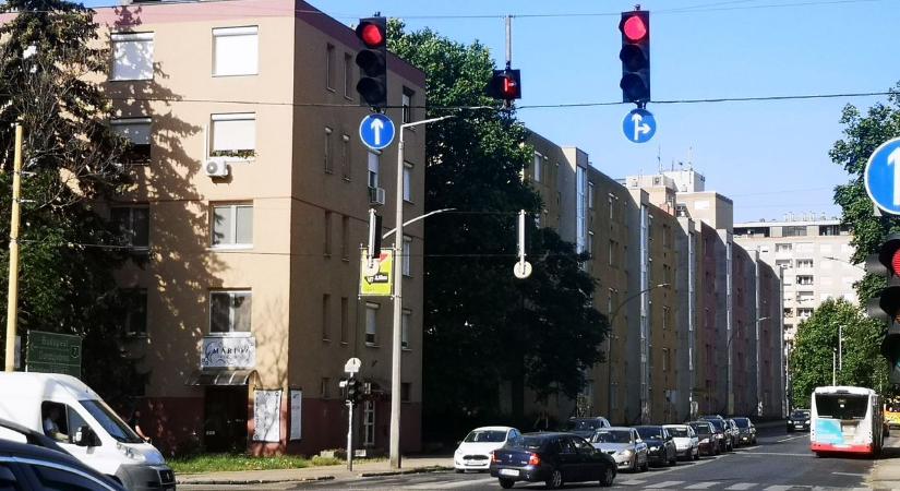 Szuper újítás a Horvát-Prohászka utca kereszteződésében: visszaszámláló segíti a gyorsabb indulást (videó)