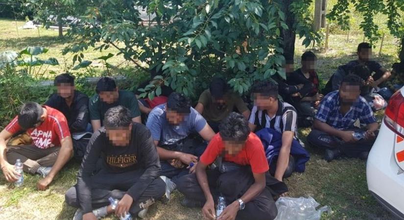 Tizenhét illegális migránst fogtak el a rendőrök Pósfa térségében