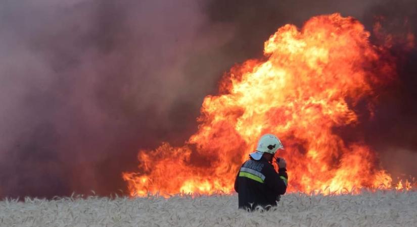 Hatalmas lángok pusztítanak a Bükkben, katasztrófaturisták lepték el a területet