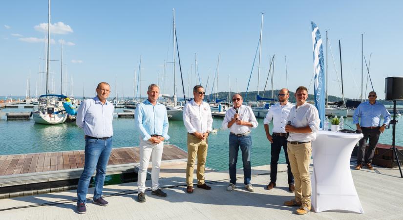 2022. július 1-én ünnepélyes keretek között megnyílt a Balaton legújabb kikötője, a Kékszalag PORT