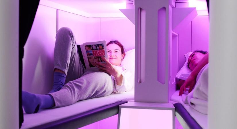 Emeletes ágyakban alszanak az utasok ennek a légitársaságnak a járatain