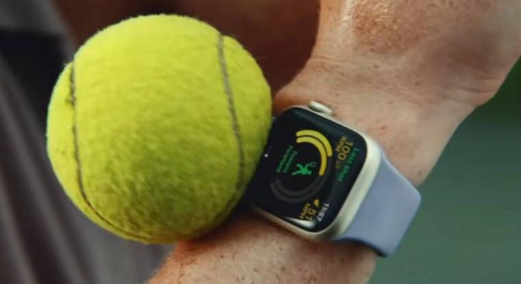 Gondosan kiszámított pofonokat kap az Apple Watch az okosóra új reklámjában