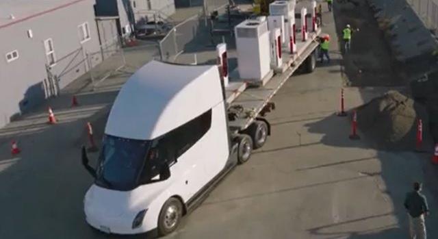 Videón a Tesla kamion valódi munkavégzés közben!