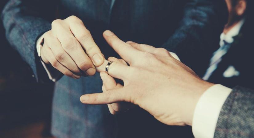 Megkötötték az első melegházasságot Svájcban, fotókon az „ifjú pár”