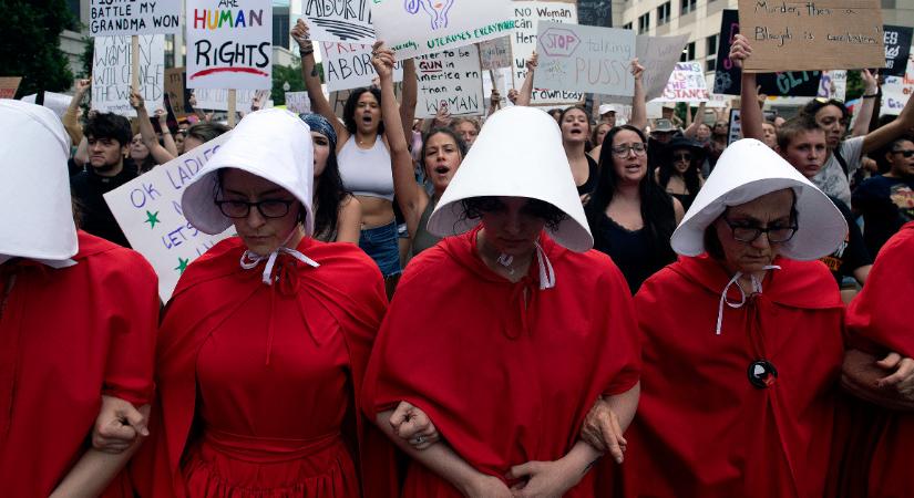 Komoly politikai zűrzavart hozott, hogy az USA-ban kivették az abortuszt az alapjogok közül