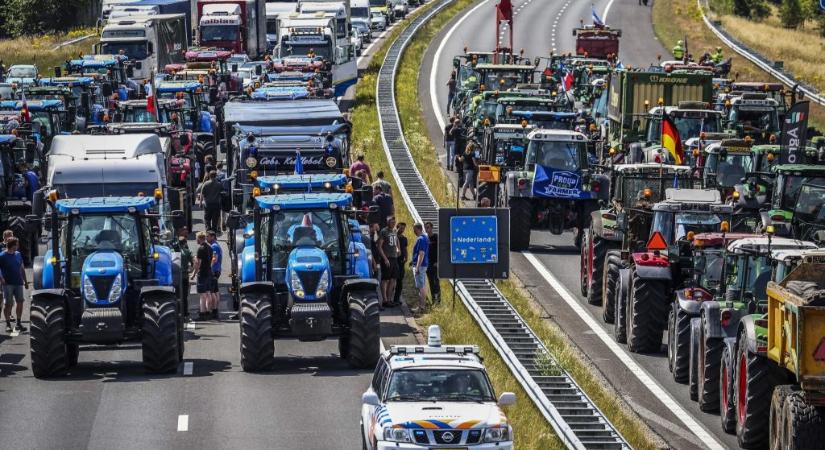 Európa éléskamrájában éppen a túlélésükért tüntetnek a farmerek (videókkal)