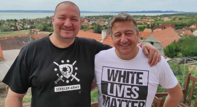 Németh Szilárd együtt kávézott a rasszista, neonáci pólót viselő Bayer Zsolttal, aztán összeállt vele egy fotóra